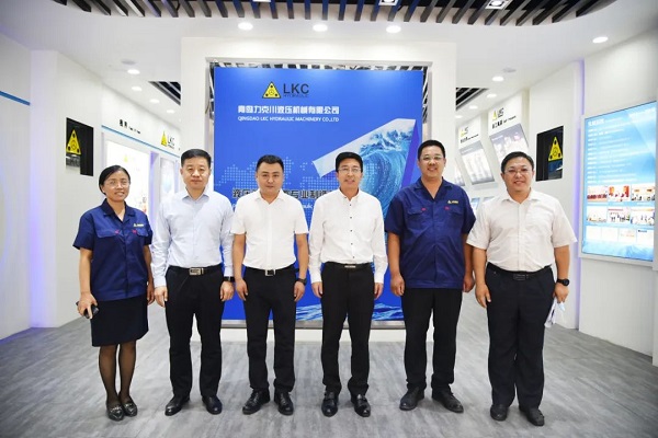 為高質量發展賦能!青島高新區李天傳主任至力克川液壓調研.jpg 為高質量發展賦能!青島高新區李天傳主任至力克川液壓調研.jpg